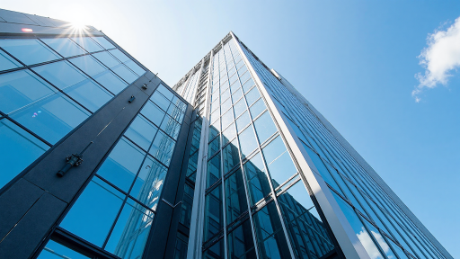 现代商务办公楼外景，玻璃幕墙反射蓝天白云，体现国际化企业形象
